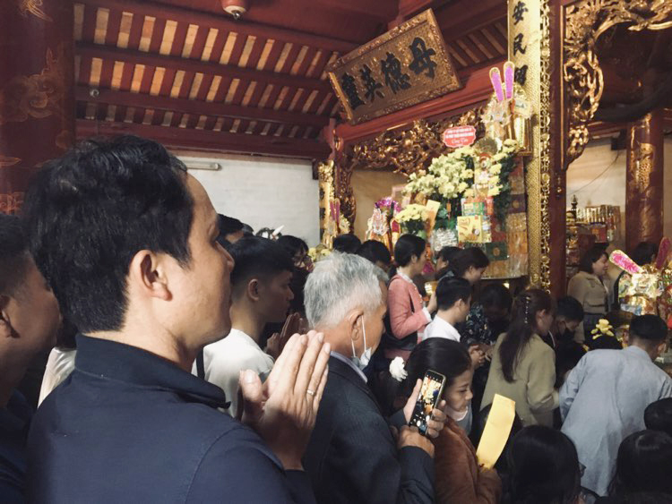 Dòng người nườm nượp đổ về đền ông Hoàng Mười cầu bình an