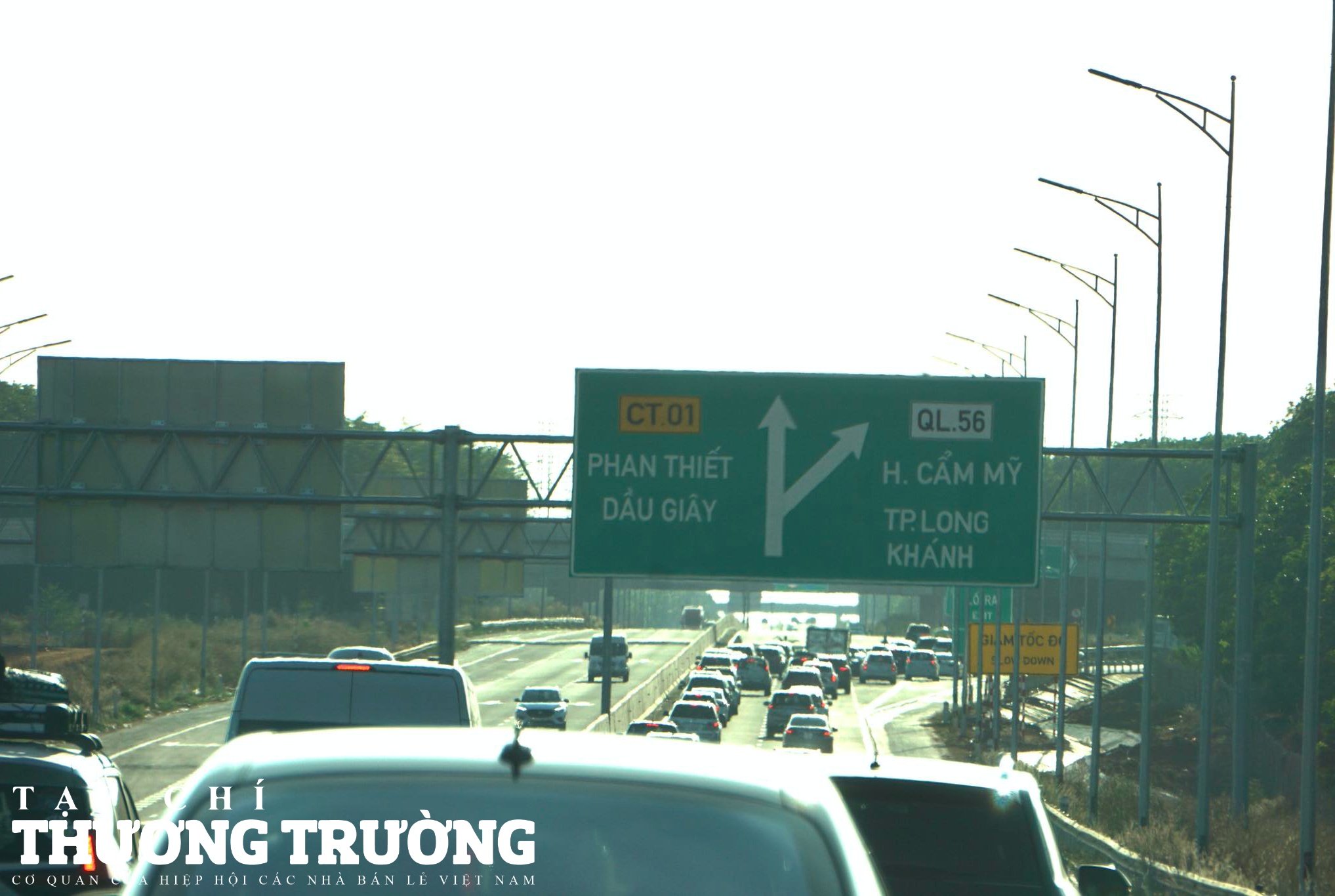 Sau kỳ nghỉ lễ, lưu lượng lớn xe đổ về cao tốc Phan Thiết - Dầu Giây gây ùn tắc hàng giờ