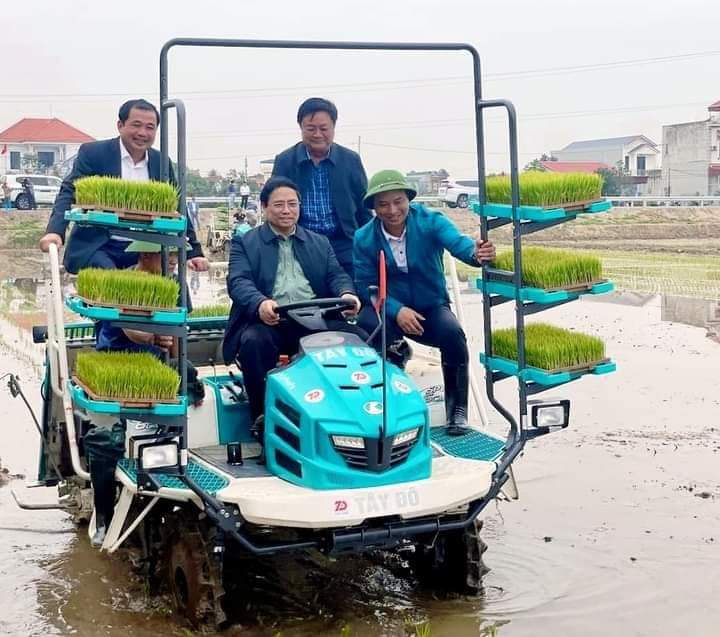 Thủ tướng Phạm Minh Chính xuống đồng cùng nông dân tỉnh Hải Dương 