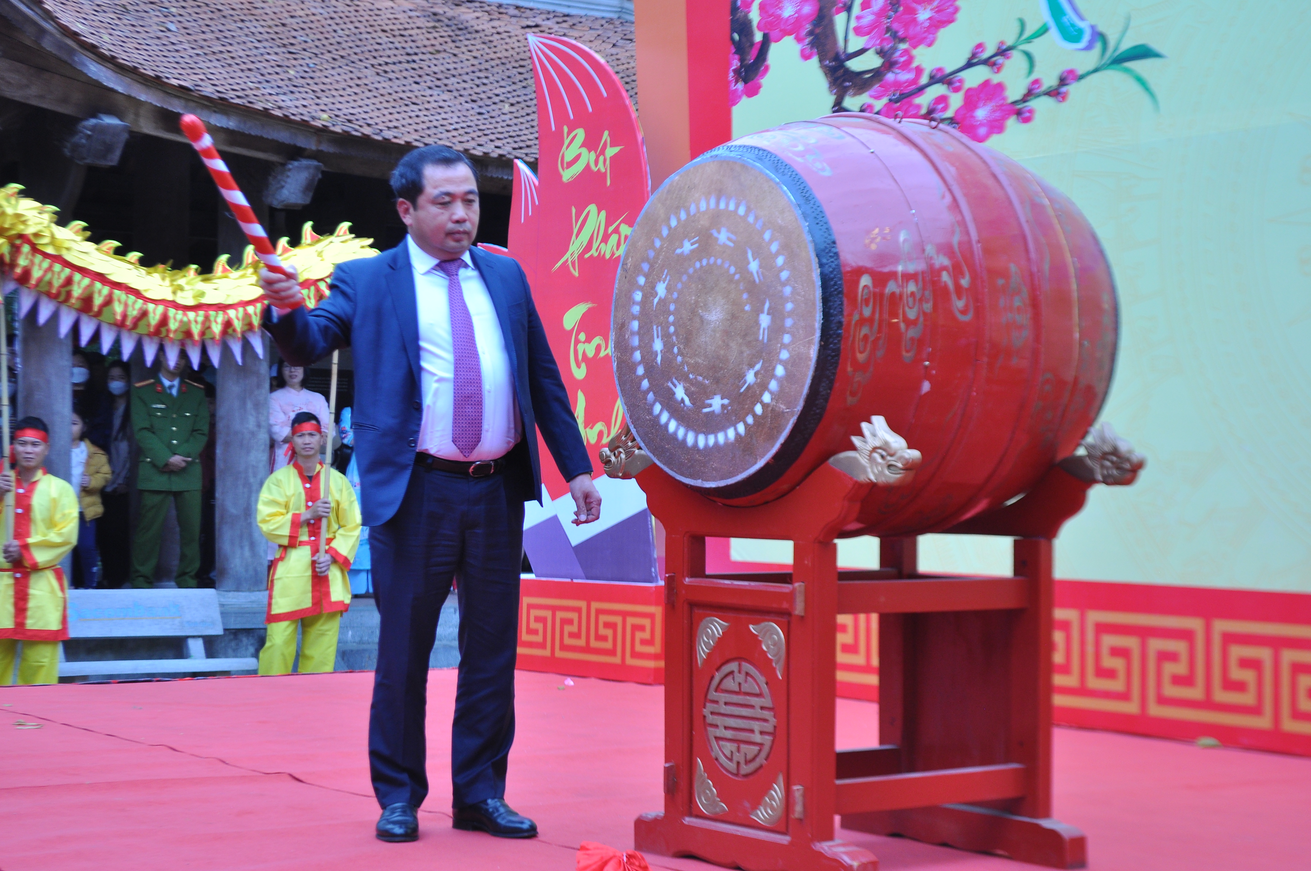 Khai bút đầu Xuân tại khu tưởng niệm nhà giáo Chu văn An