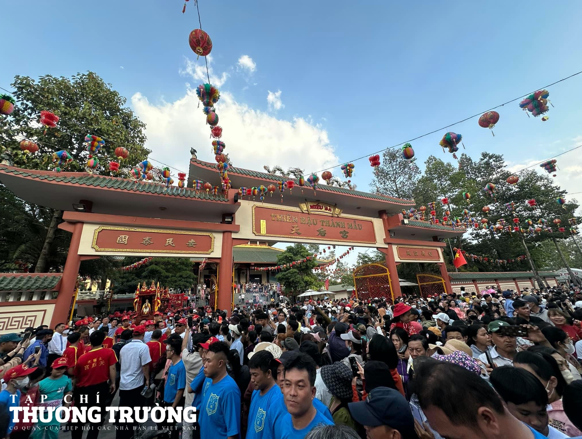 Hàng ngàn người tham gia Lễ rước cộ Bà Thiên hậu Thánh mẫu TP mới Bình Dương