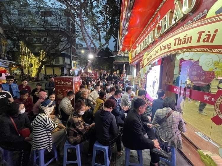 Ngày vía Thần tài giá vàng diễn biến “dị” Kẻ mua đã lỗ nặng, người bán lời to