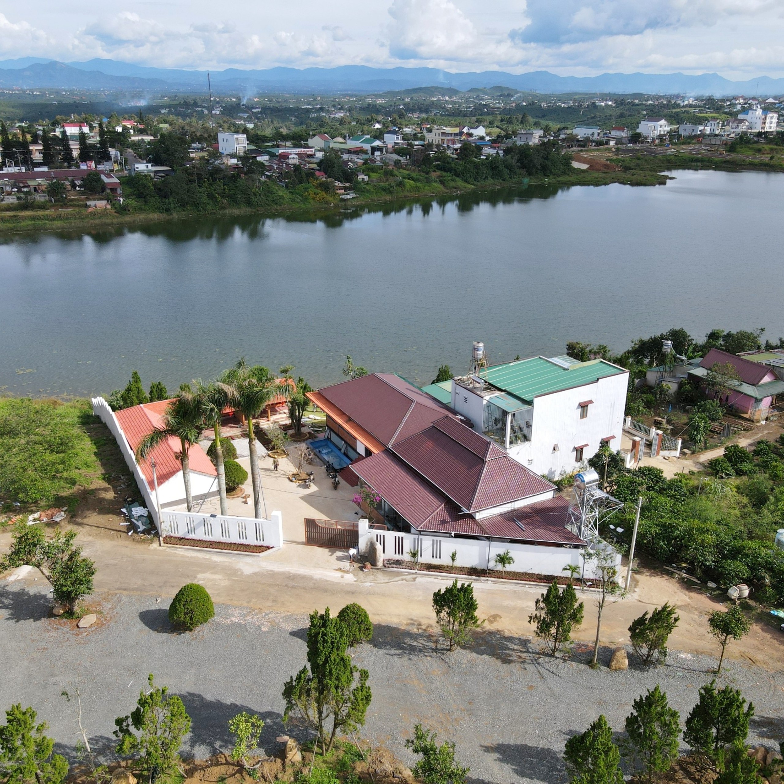 Xử lý công trình xây dựng sai phạm ven hồ Lộc Thắng tại Lâm Đồng