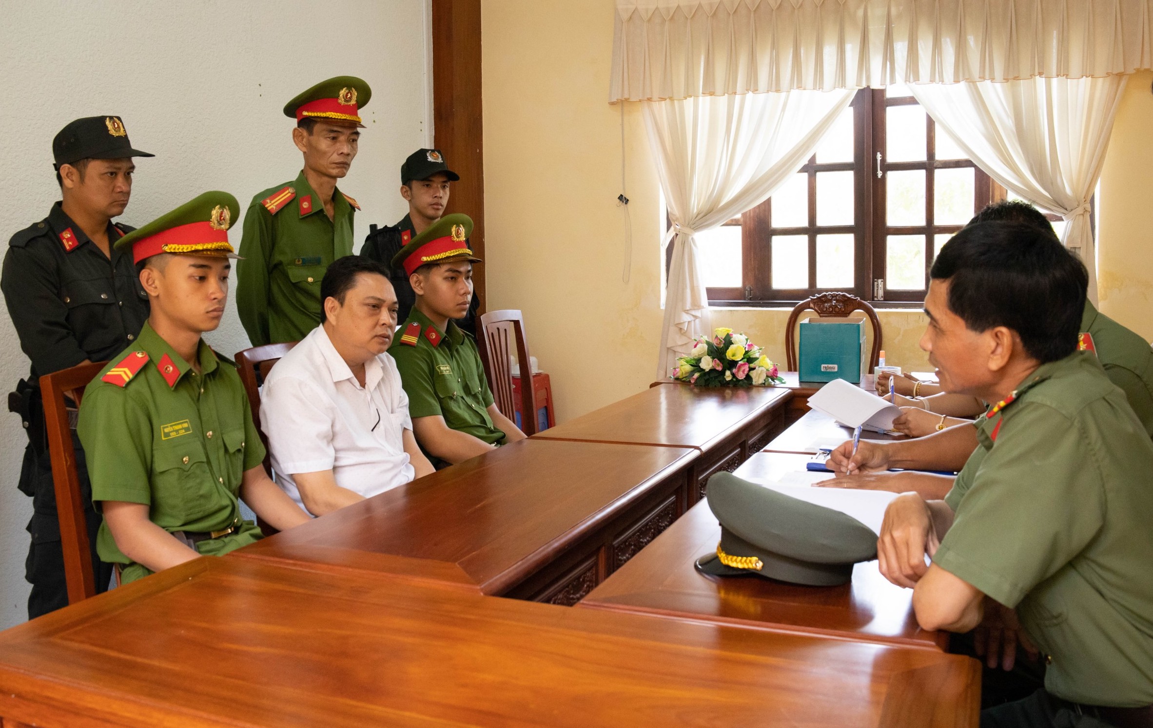 Nóng Bắt giam Giám đốc Văn phòng đăng ký đất đai Hậu Giang