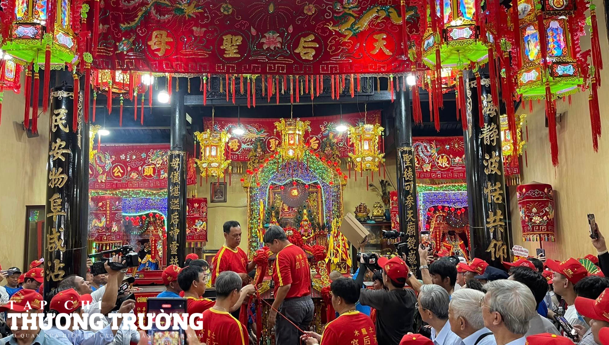 Hàng chục ngàn du khách đổ về lễ hội chùa Bà Thiên Hậu Bình Dương