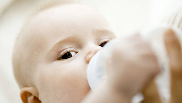 Giá sữa bột trẻ em tại Anh tăng cao kỷ lục