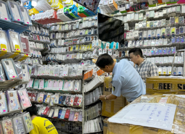 TPHCM Tạm giữ hàng ngàn sản phẩm phụ kiện điện thoại di động không rõ nguồn gốc