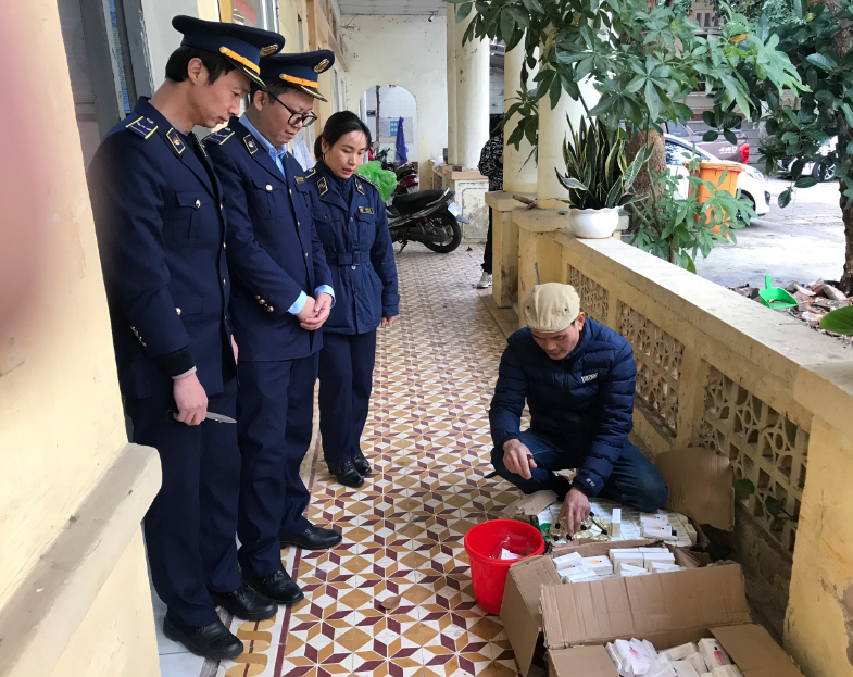 Lạng Sơn Thu giữ 950 lọ nước hoa nhập lậu