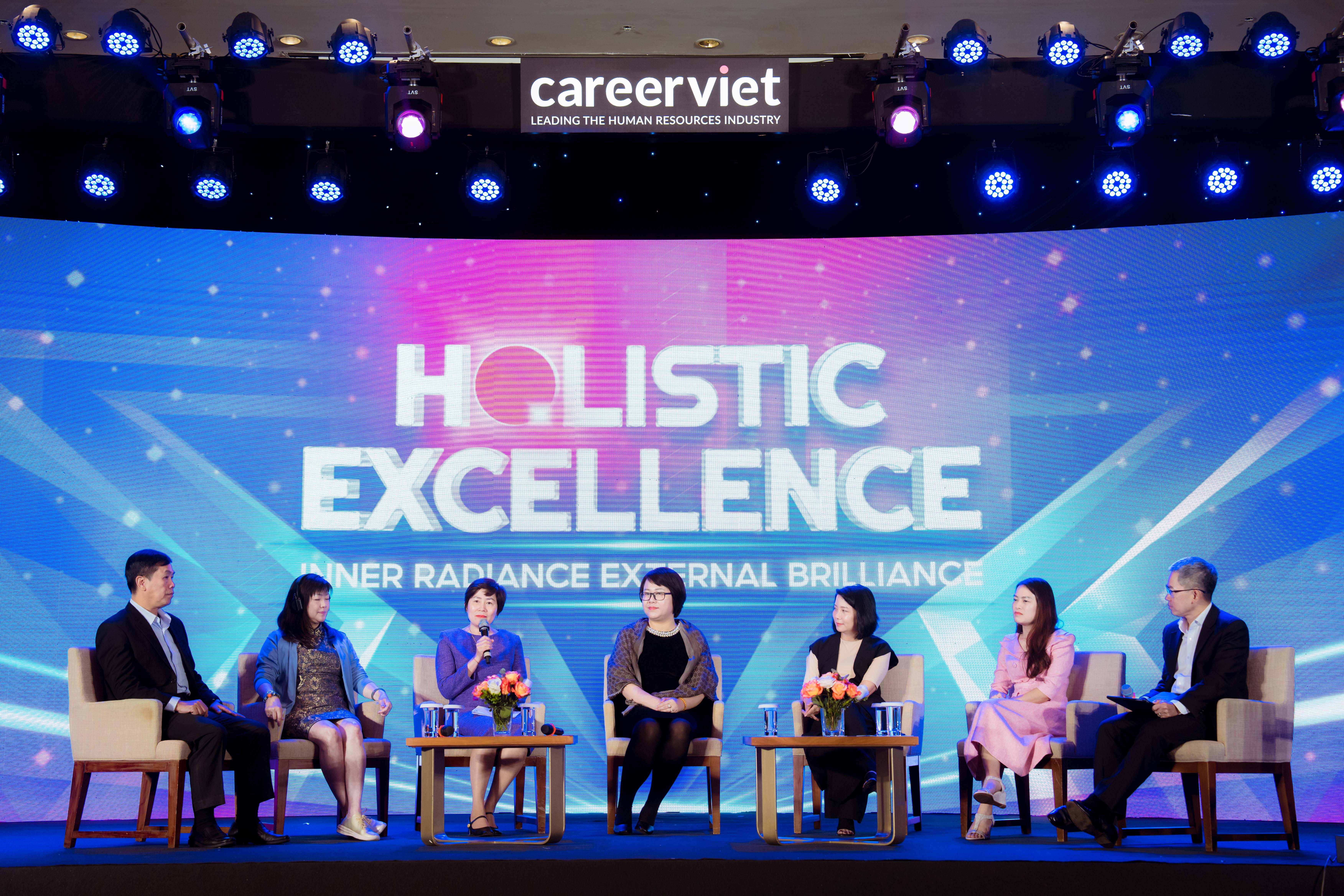 Techcombank 3 năm liên tiếp dẫn đầu “Top 1 Nhà tuyển dụng được yêu thích nhất