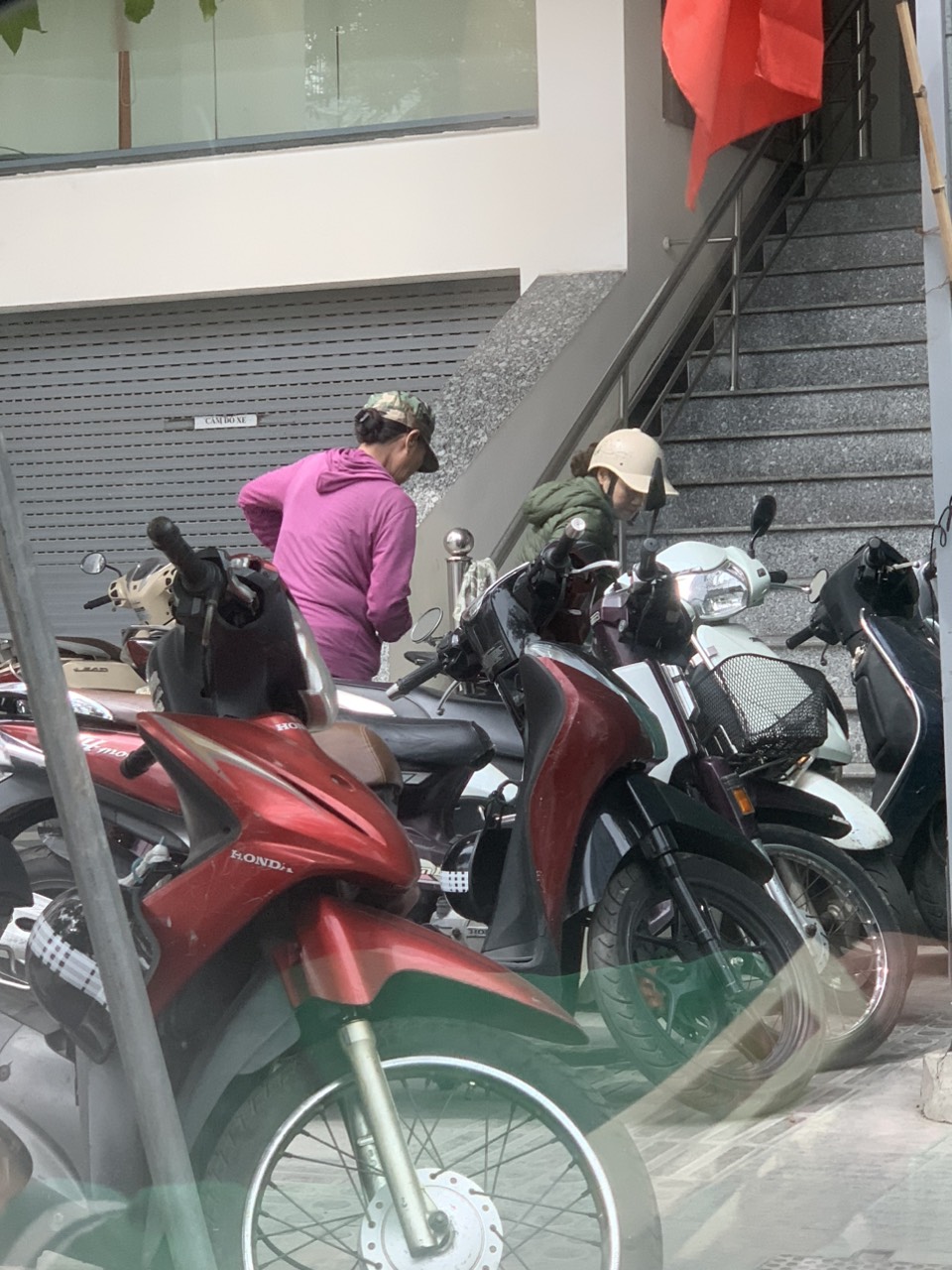 Giá trông xe nhảy múa dịp đầu năm