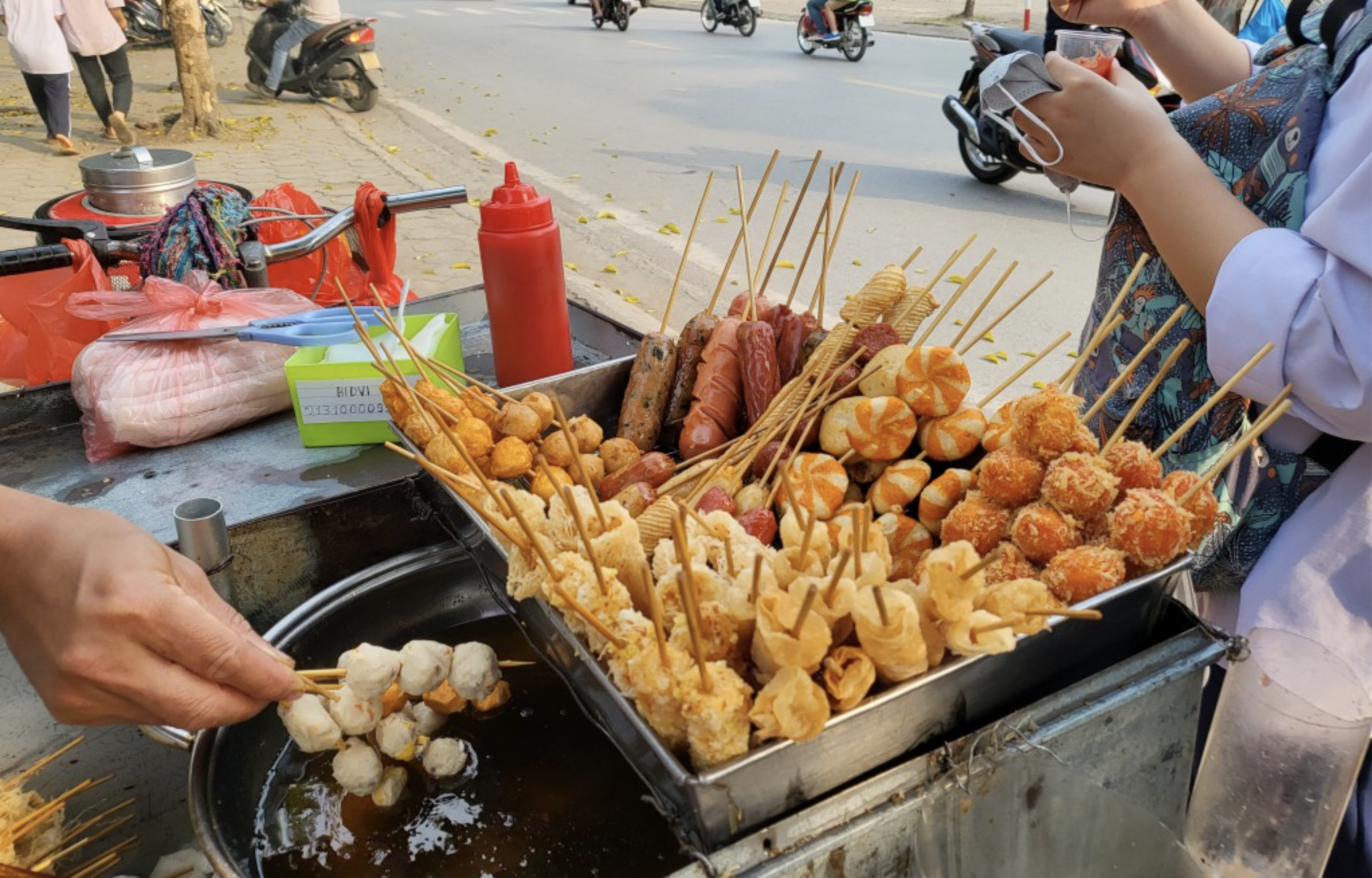 Tiềm ẩn nguy cơ mất ATVS từ đồ ăn vặt cổng trường