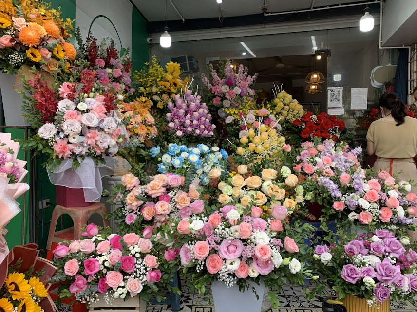 Thị trường quà tặng ngày 83 Mẫu mã đa dạng, nhiều ưu đãi lớn thu hút khách hàng