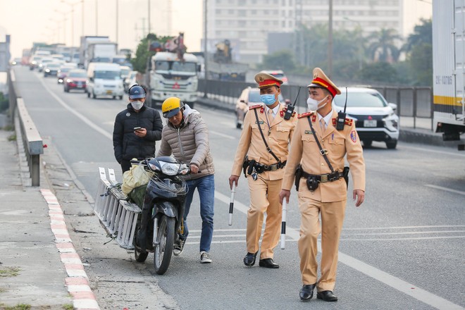 Hà Nội tập trung xử lý nghiêm phương tiện đi không đúng phần đường, làn đường