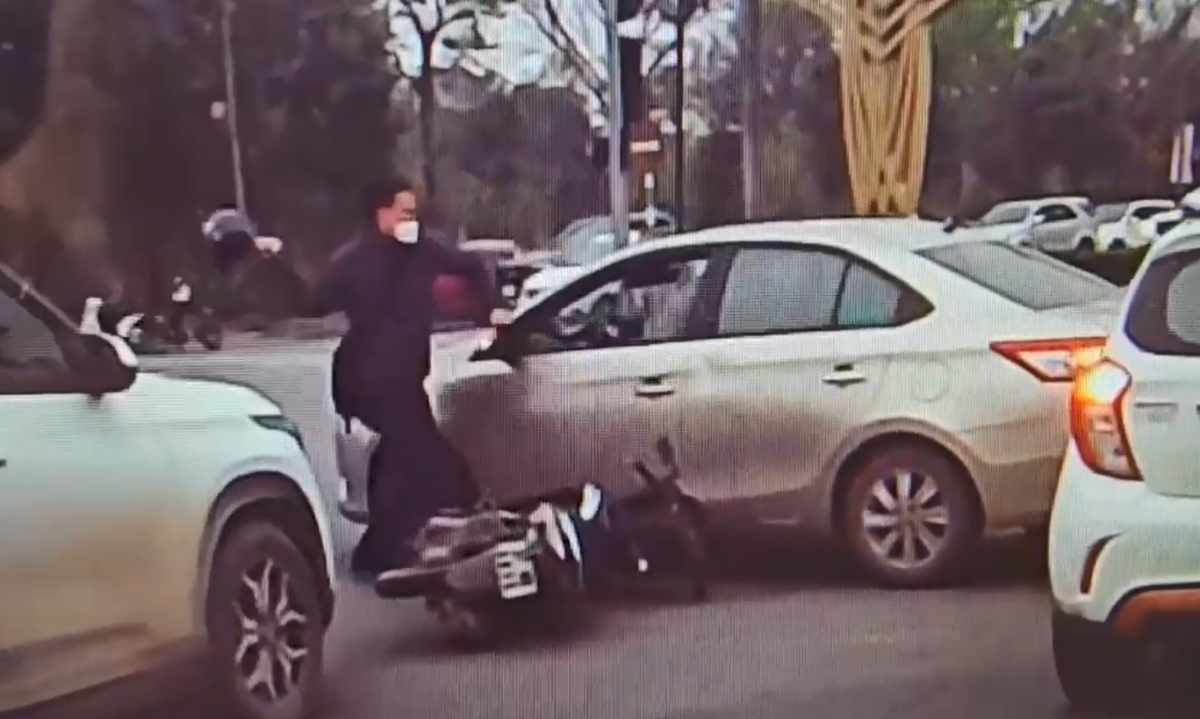 Đình chỉ công tác cán bộ hải quan đập kính ô tô sau va chạm giao thông