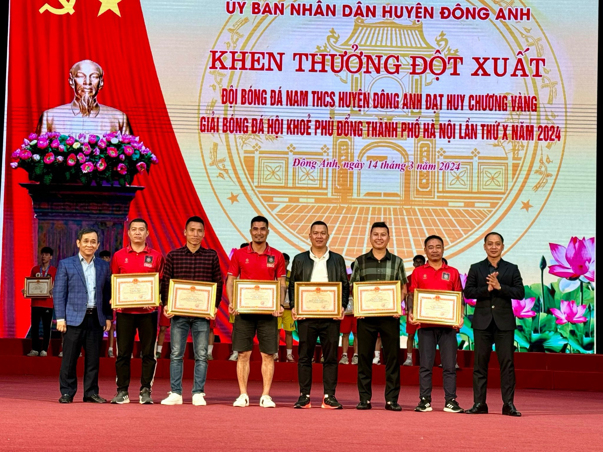 Đông Anh Khen thưởng đột xuất đội bóng đá nam đạt huy chương vàng Hội khỏe Phù Đổng