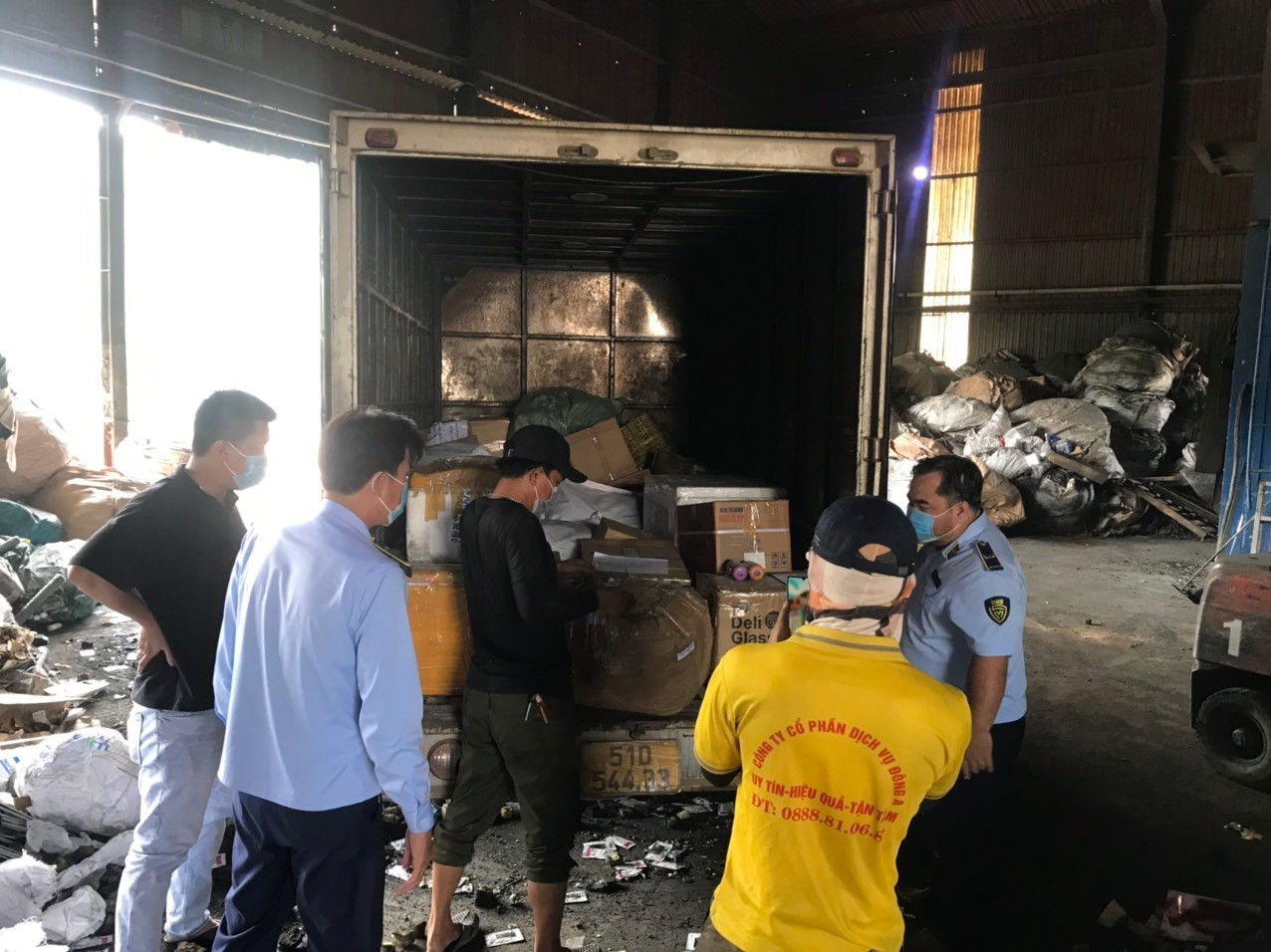 TPHCM Tiêu hủy 3.484 sản phẩm giả mạo thương hiệu, không rõ nguồn gốc