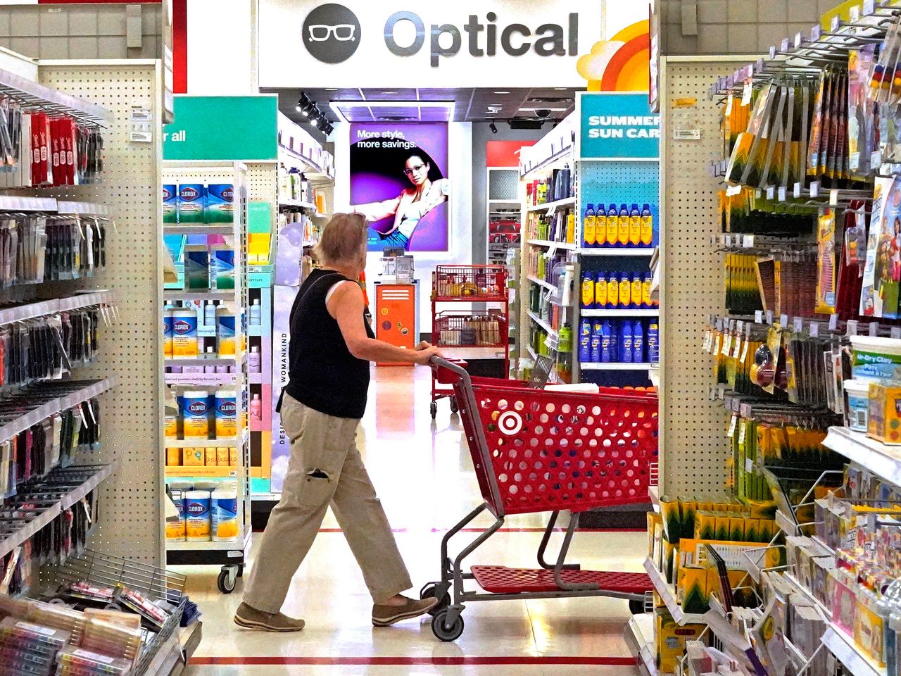 Dự báo doanh số bán lẻ năm 2024 của Mỹ tăng trưởng từ 2,5-3,5%