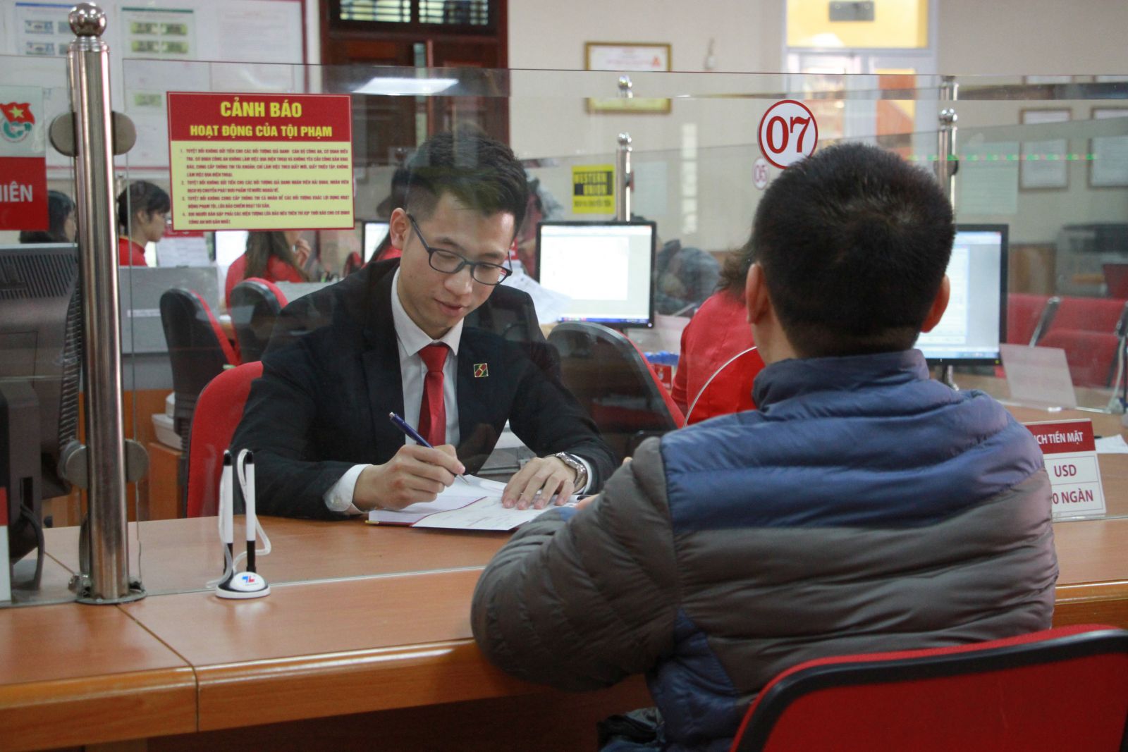 Ngân hàng và công ty tài chính liệu có bứt phá khi gỡ rào cho vay nhỏ lẻ