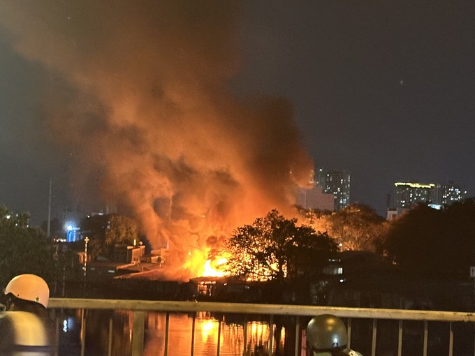 TPHCM Cháy lớn tại dãy nhà ven kênh quận 8