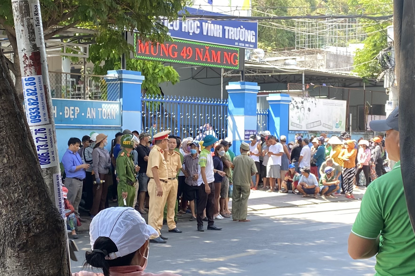 Một học sinh tử vong và hàng loạt học sinh tiểu học và THCS ở Nha Trang nhập viện