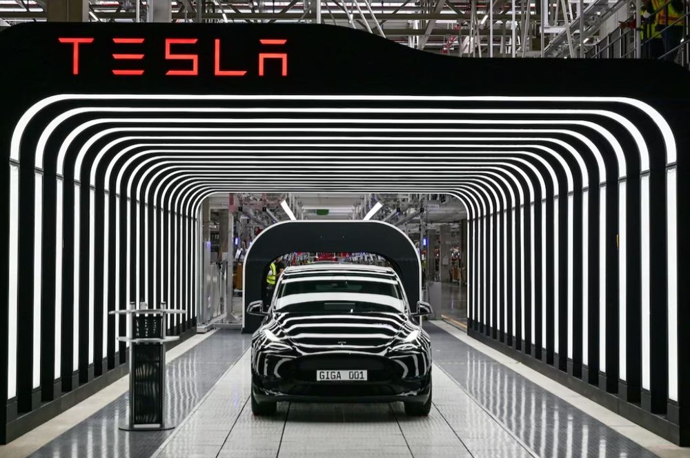 Tỷ phú Elon Musk Hãng Tesla sẽ cho ra mắt xe taxi tự lái vào tháng 8