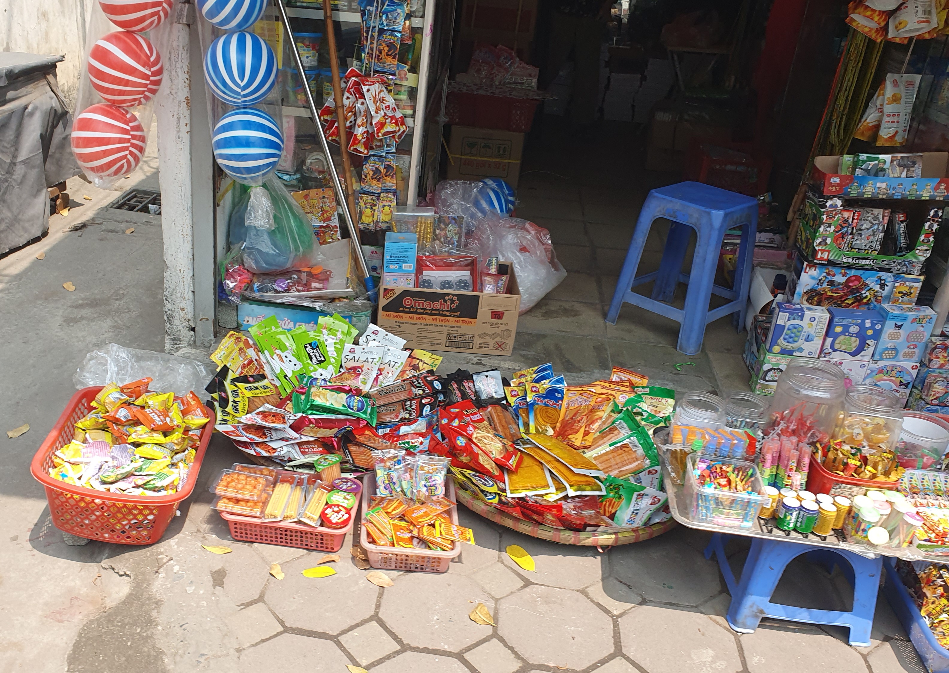 Đồ ăn vặt không rõ nguồn gốc bủa vây trước cổng trường học