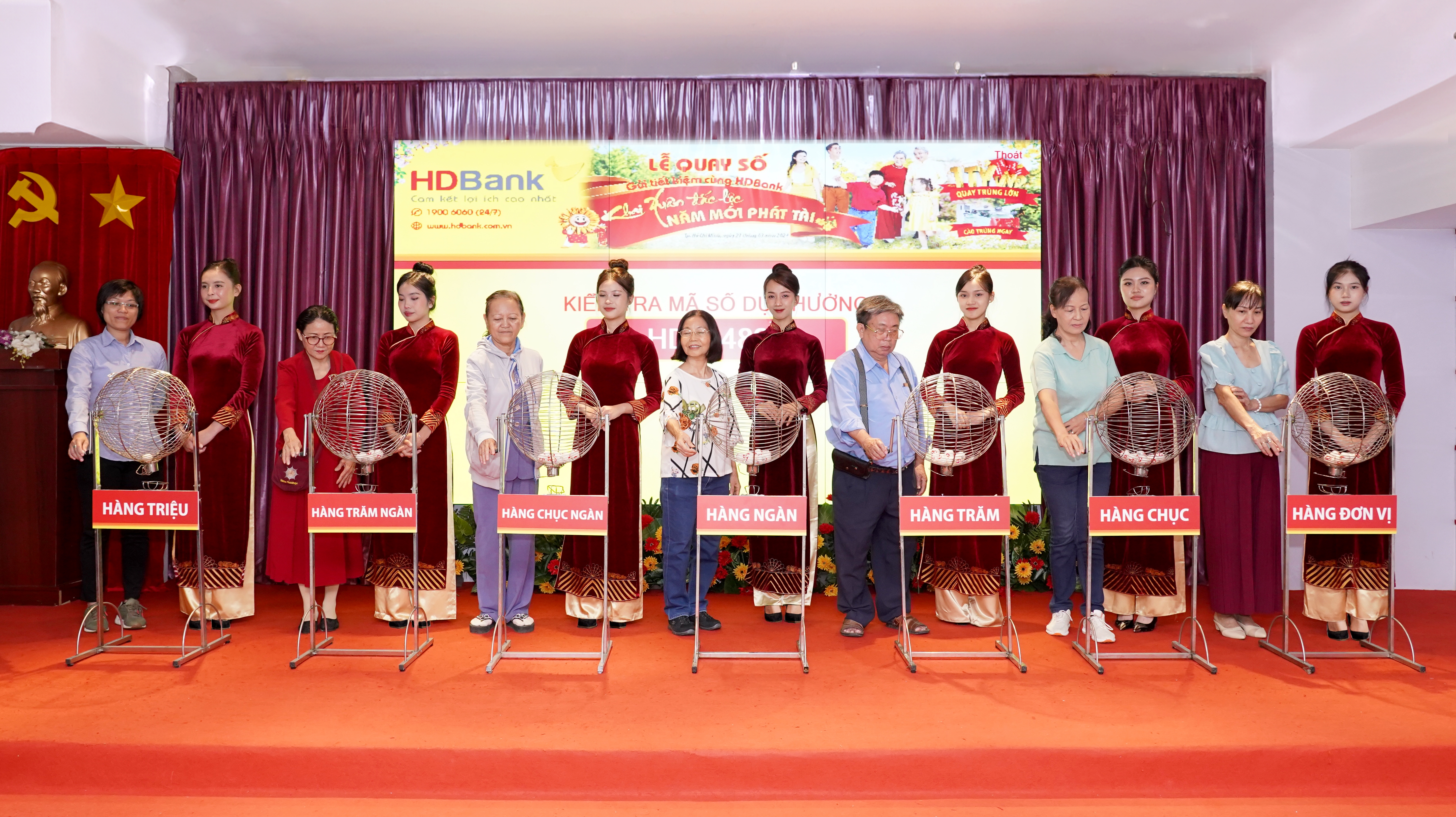 Khách hàng HDBank rộn ràng nhận thưởng “tiền tỷ” 