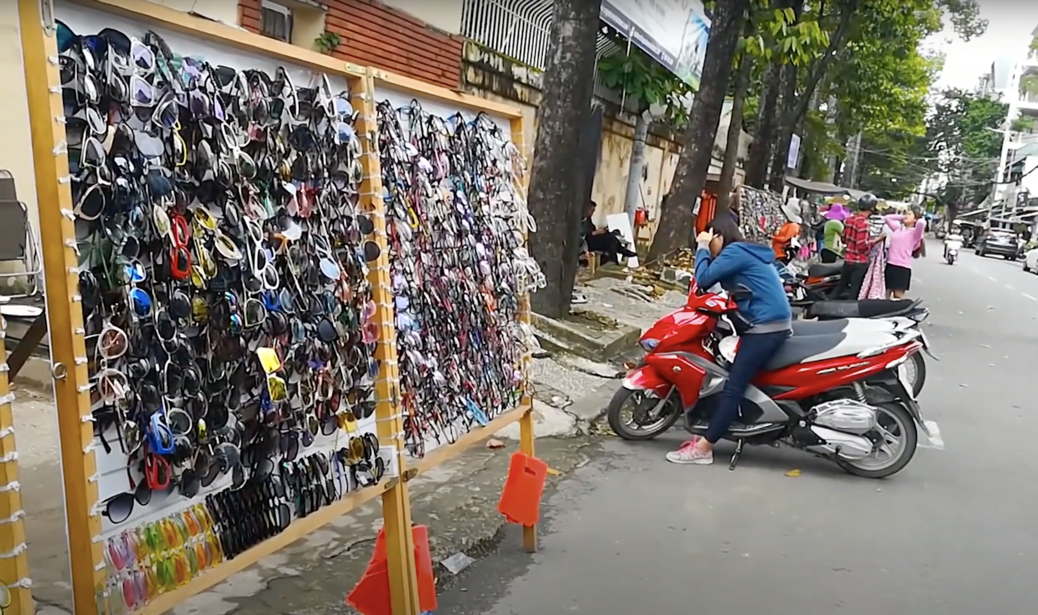 Lợi bất cập hại khi đeo kính mắt rẻ tiền, kém chất lượng