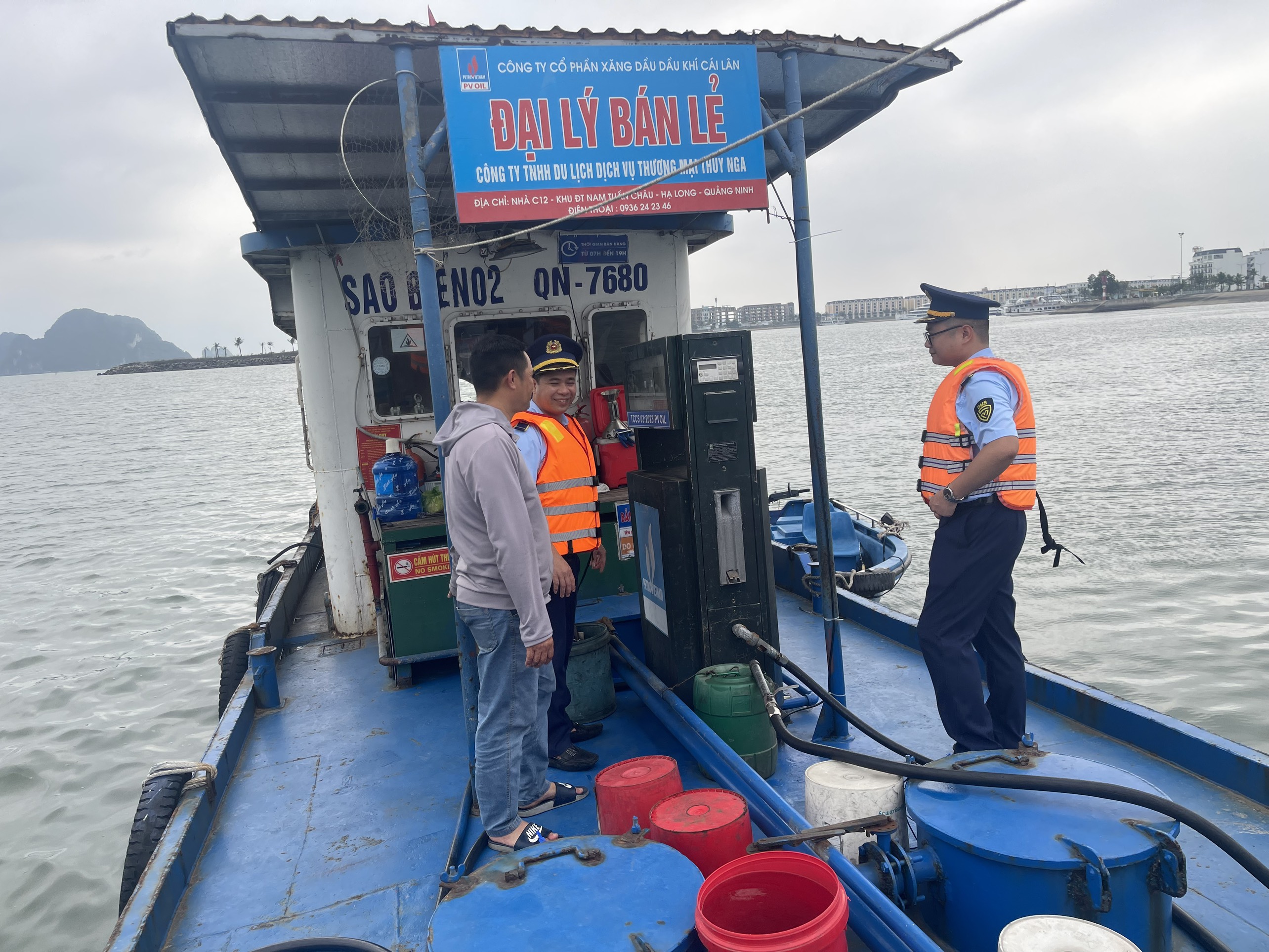 Xử phạt 50 triệu đồng cửa hàng bán xăng dầu trên biển