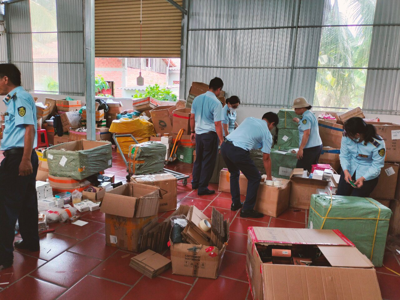  Kinh doanh hàng nhập lậu trên TikTok một hộ kinh doanh bị phạt hơn 220 triệu đồng