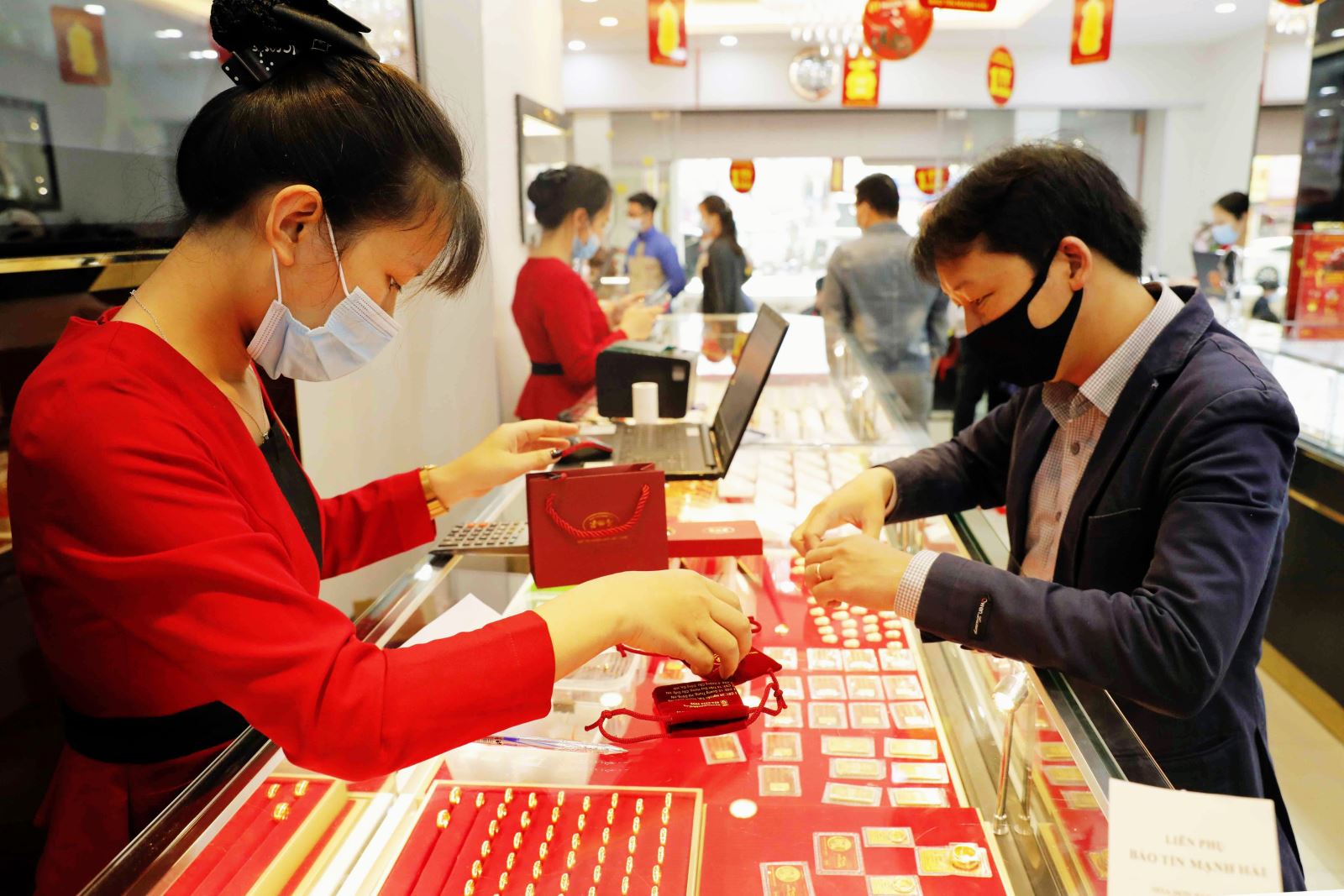 Vàng miếng đấu thầu bị ế Bài toán nguồn cung cho thị trường vẫn chưa có lời giải