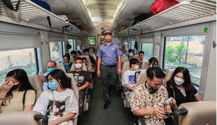 Thêm tàu khách tuyến Hà Nội-Hải Phòng dịp lễ 304-15