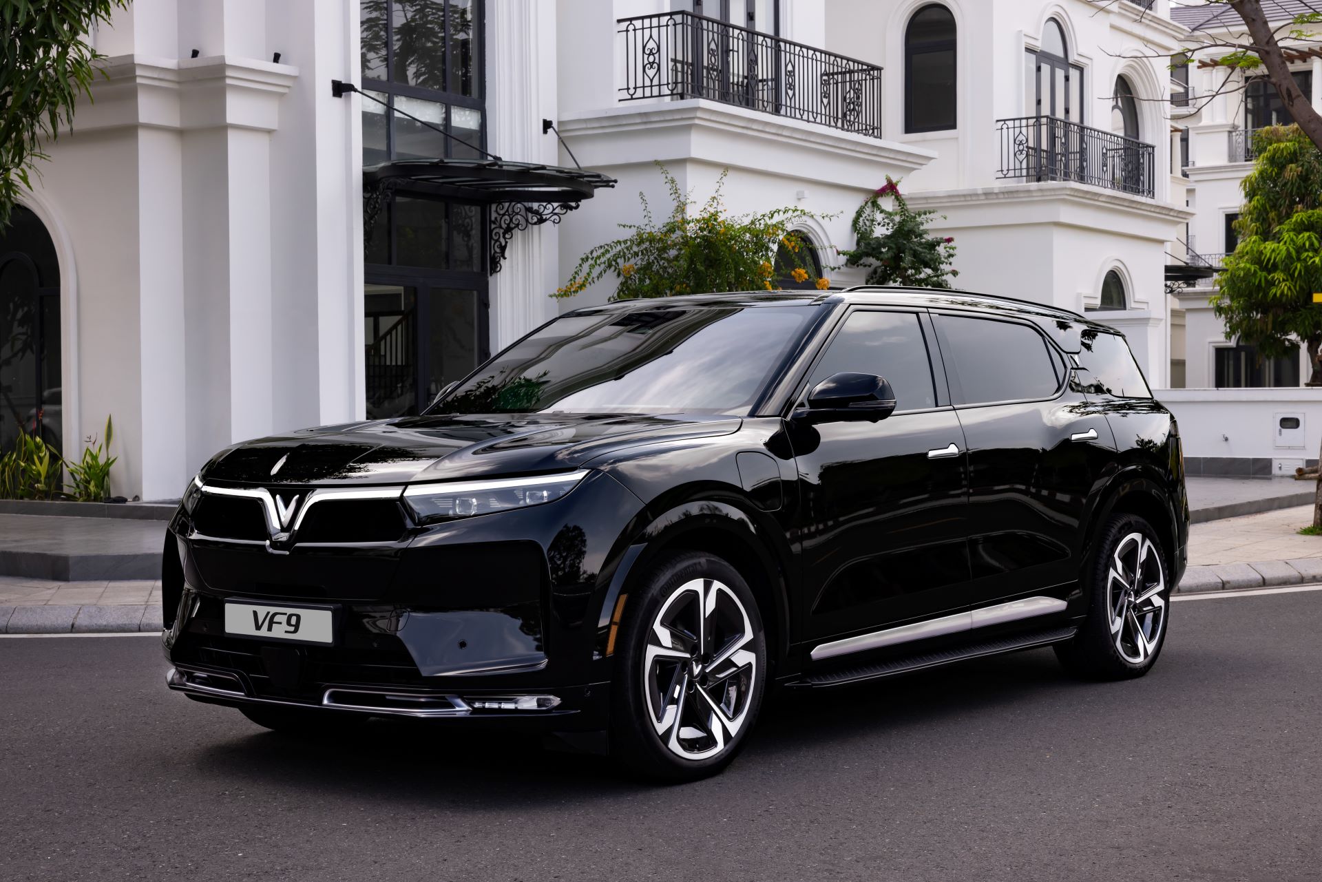 VinFast VF 9 có gì để tự tin cạnh tranh với các xe xăng cùng tầm giá