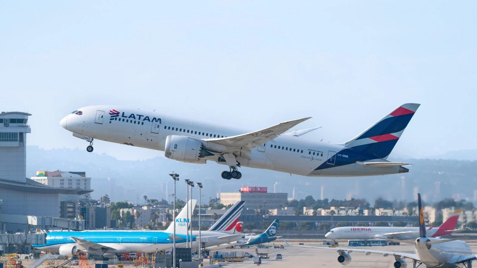 Khủng hoảng chuỗi cung ứng, giá vé máy bay dự báo còn tăng mạnh