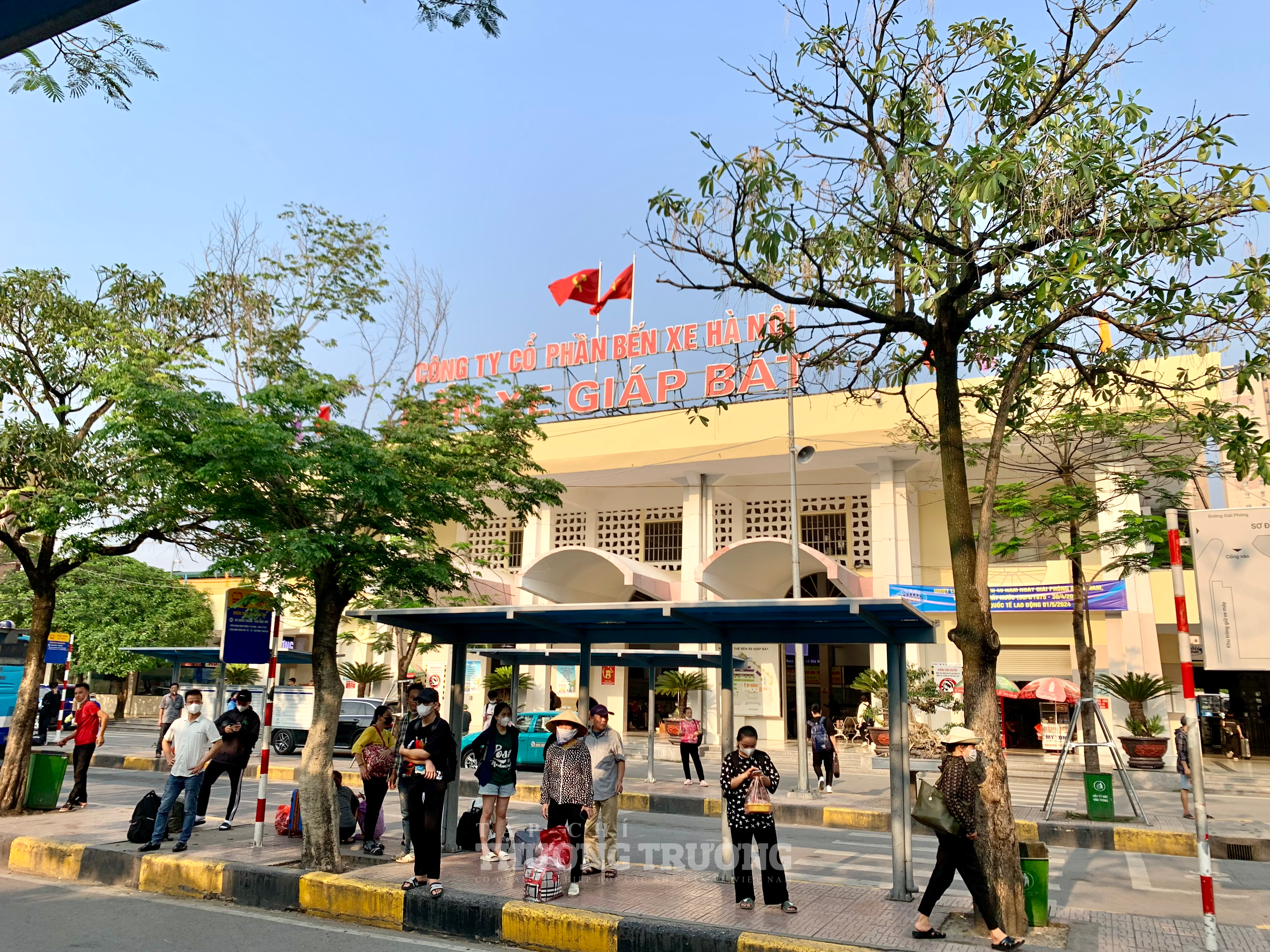 Người dân đổ về các bến xe ở Hà Nội dịp nghỉ lễ 304 - 15