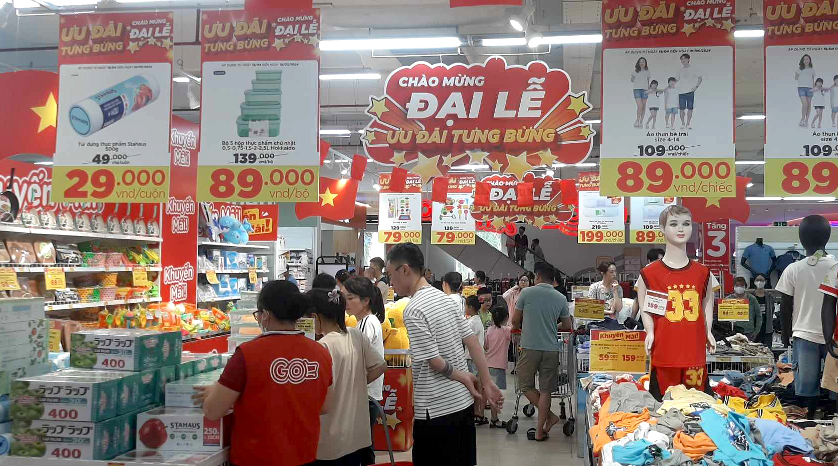 Không khí mua sắm sôi động trong ngày đầu nghỉ lễ 304 và 15