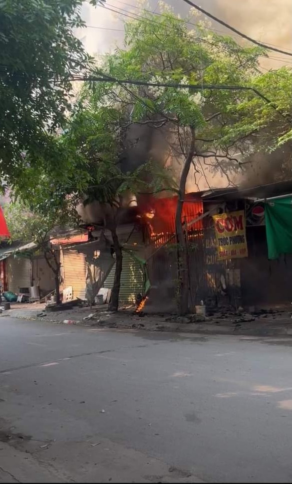 Hà Nội Hỏa hoạn tại dãy kiot gần chợ đầu mối Xuân Đỉnh