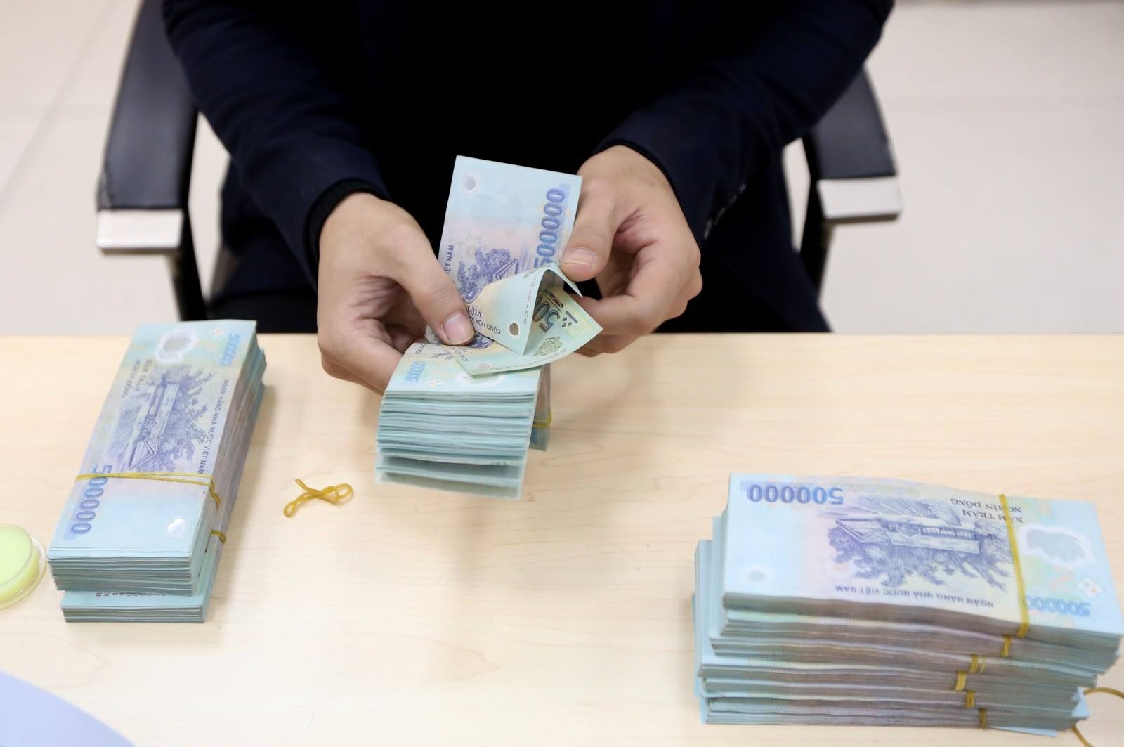 Tiền gửi tại ngân hàng bất ngờ giảm