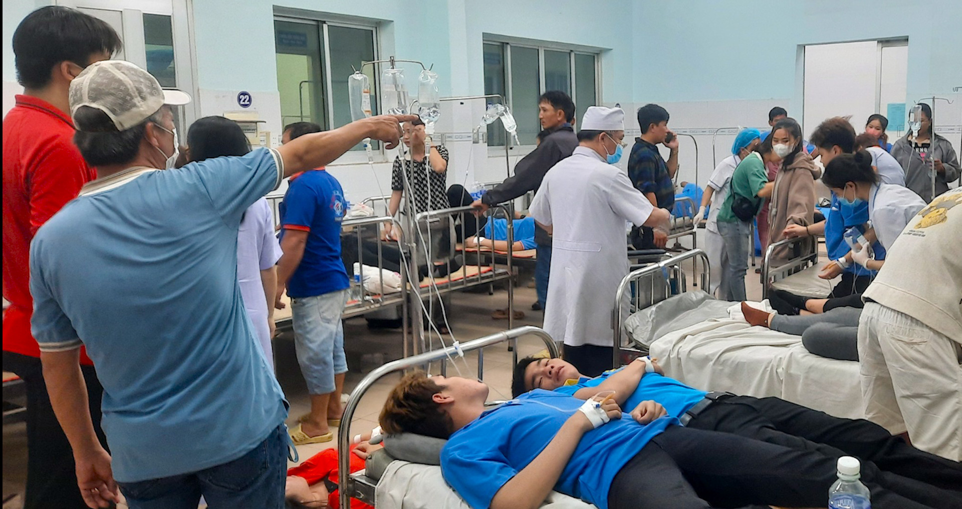 Gần 100 công nhân ở Đồng Nai nhập viện cấp cứu sau khi ăn bánh đa cua