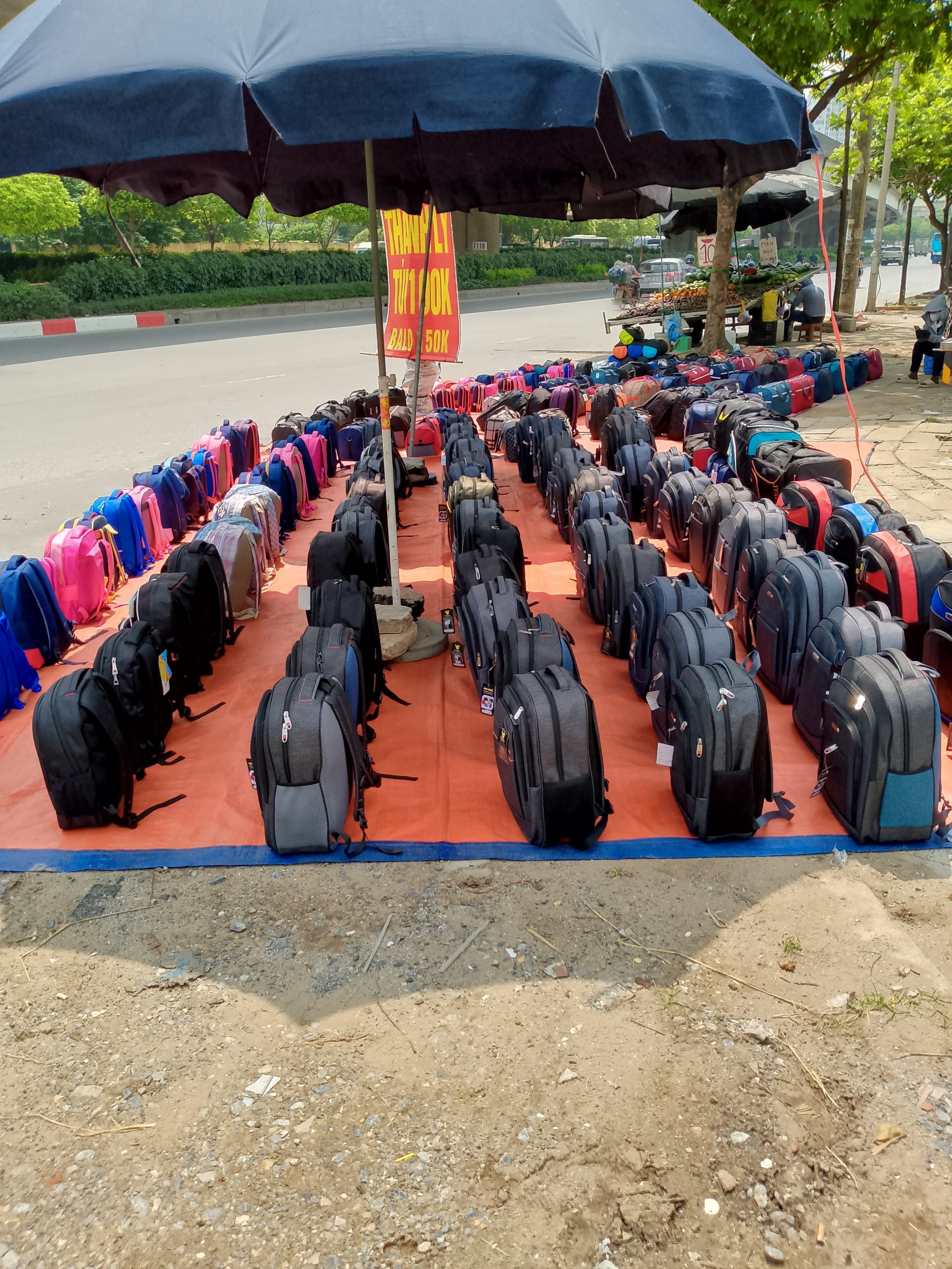 Tràn lan hàng hiệu bán vỉa hè