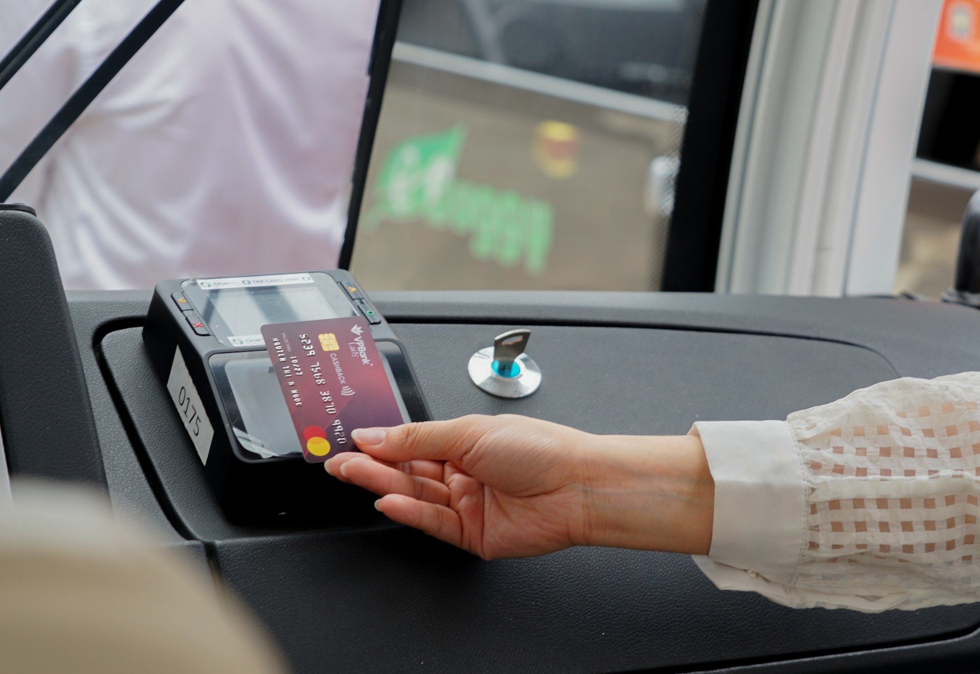 VPBank, OneFin và MasterCard triển khai thành công hệ thống thanh toán một chạm cho phương tiện GTCC tại TP.HCM