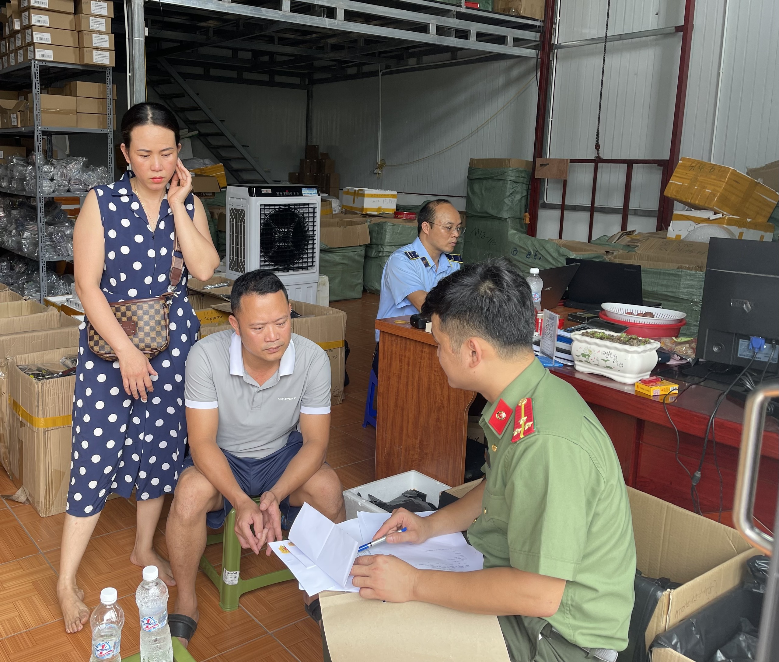 Thu giữ gần 25.000 sản phẩm nhập lậu bán qua kênh thương mại điện tử