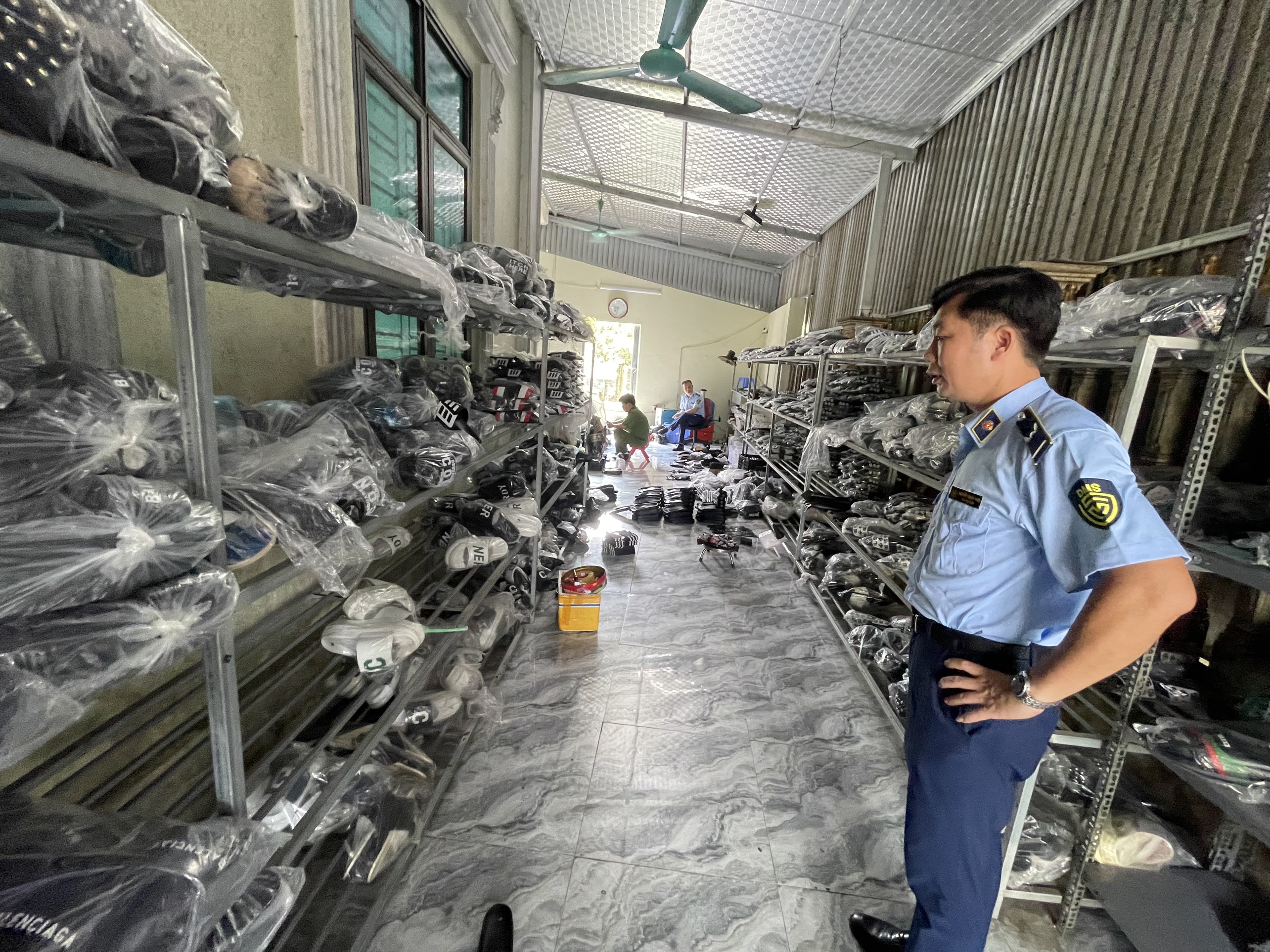 Hải Dương Thu giữ gần 1.000 đôi dép giả mạo nhãn hiệu