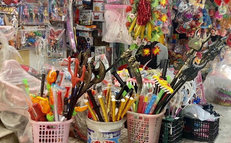 Thận trọng đồ chơi bạo lực, kém chất lượng trước thềm ngày Quốc tế Thiếu nhi 16