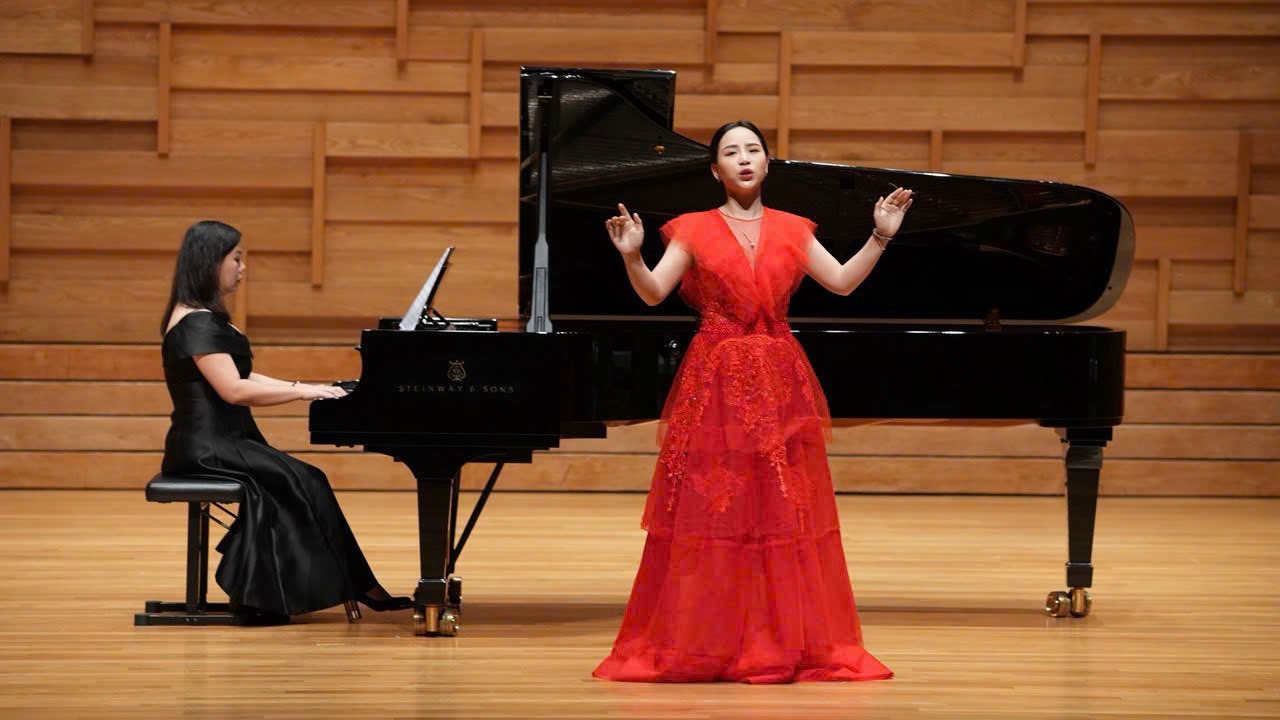 Cô gái tài năng đoạt cơn mưa giải thưởng âm nhạc lớn