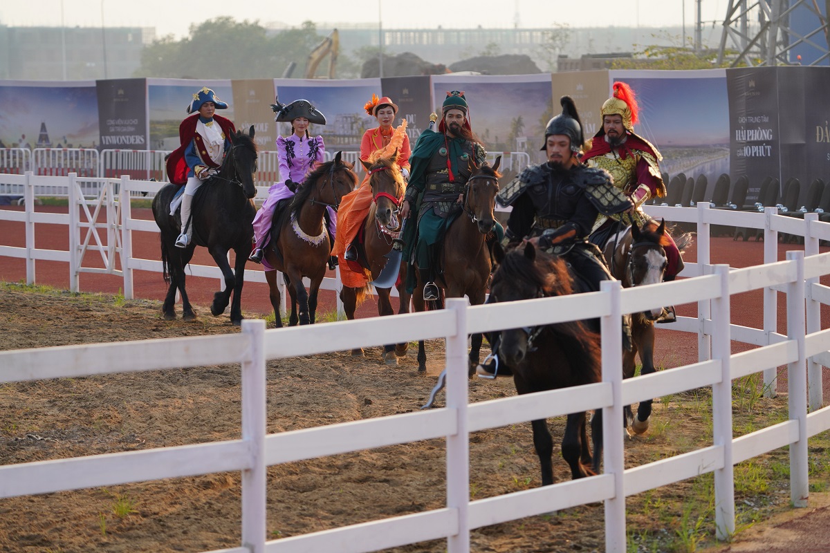 Choáng ngợp với màn ra mắt của Học viện cưỡi ngựa đầu tiên tại Việt Nam trên đảo Vũ Yên