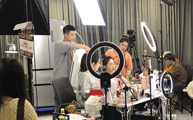 Bán hàng trên livestream, thương mại điện tử sẽ bị thu thuế như thế nào