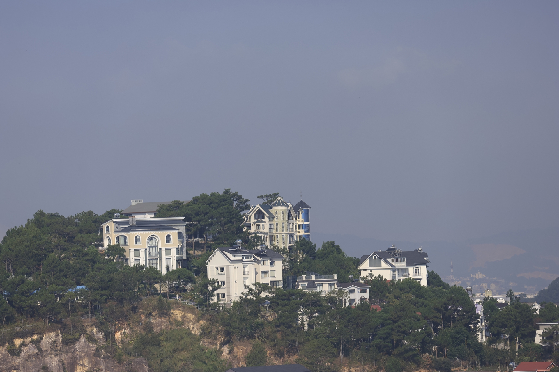 CTCP Xây dựng - Du lịch Nam Hồ tiếp tục bị xử phạt 330 triệu đồng vì xây dựng sai phép