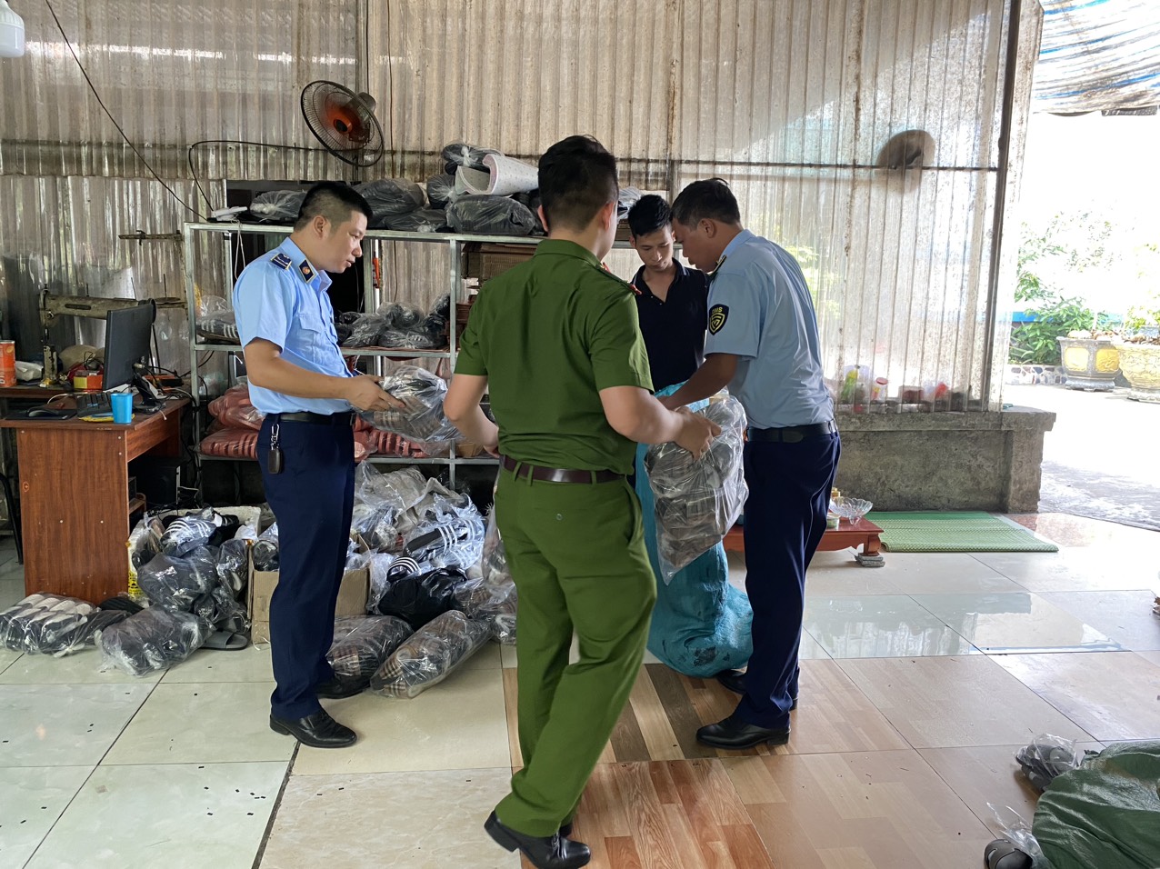 Hải Dương Liên tiếp xử lý 3 vụ hàng giả mạo nhãn hiệu liên quan đến thương mại điện tử