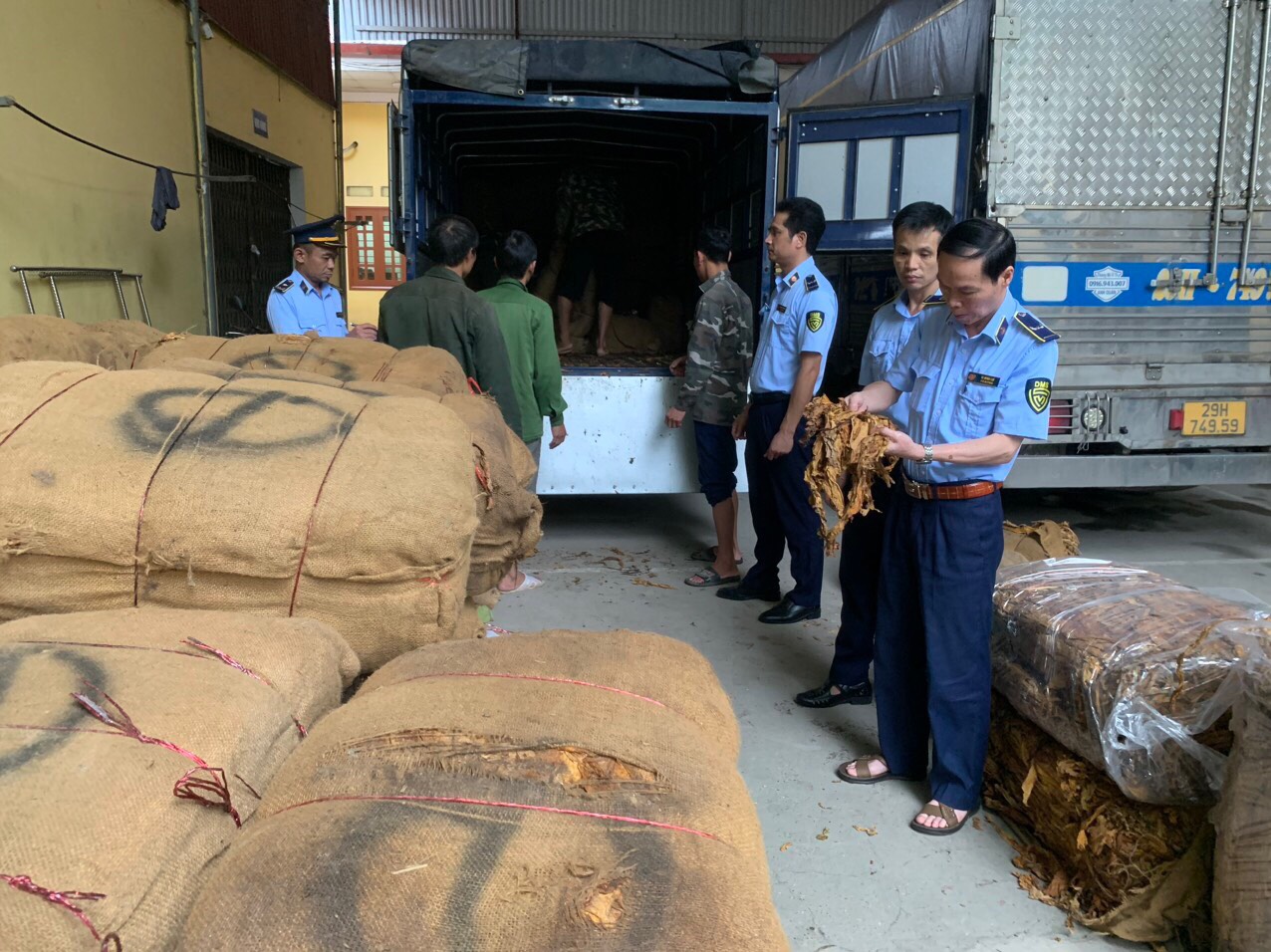 Lạng Sơn Kiểm tra 04 xe vận chuyển gần 15 tấn nguyên liệu thuốc lá không nguồn gốc
